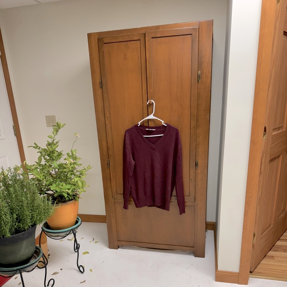 EVERLANE 💯 cashmere burgundy V neck sweater SM 21 in pit pit
